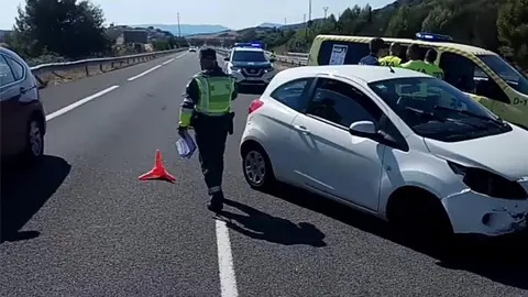 Imputado un conductor que circuló por dirección contraria en la A12 y provocó un accidente. GUARDIA CIVIL
