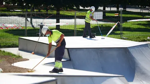 La comisión de urbanismo del Ayuntamiento de Pamplona visita el nuevo skate de parque Antoniutti. PABLO LASAOSA
