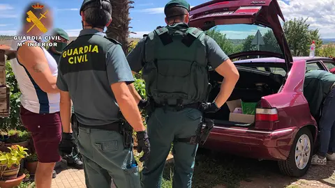 Uno de los detenidos en la operación policial llevada a cabo en un municipio de La Rioja. GUARDIA CIVIL