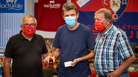La A. D. Osasuna Veteranos efectúa un acto en su sede de la Plaza del Castillo en el que impondrán la insignia de oro y nombrarán socio honorífico a Juan Carlos Unzué. MIGUEL OSÉS
