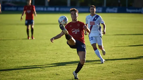 Osasuna se enfrenta al Eibar en un amistoso en Tajonar. PABLO LASAOSA