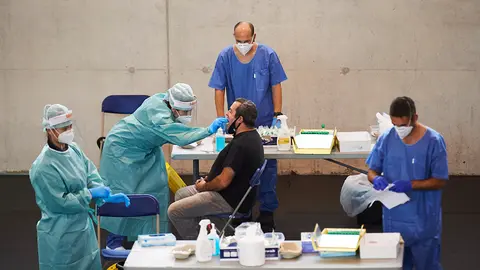 Vecinos de la localidad navarra de Leiza se realizan las pruebas PCR del coronavirus en el polideportivo. PABLO LASAOSA