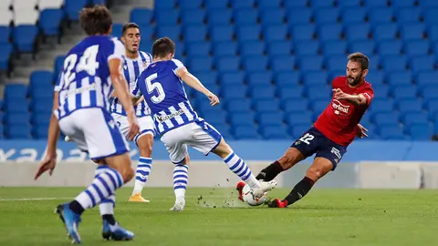 Adrián López en pugna con la defensa de la Real Sociedad. CA Osasuna.