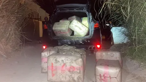 Droga intervenida en una operación de la Guardia Civil en Estepona

Droga intervenida en una operación de la Guardia Civil en Estepona


6/9/2020