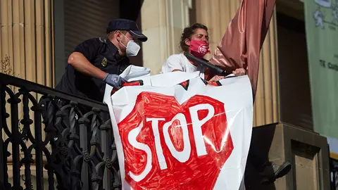 Tres personas asaltan Delegación de Gobierno y se encadenan en las banderas del balcón. MIGUEL OSÉS