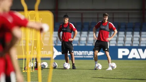 Facundo Roncaglia y Marc Cardona en un entrenamiento de los rojillos en Tajonar