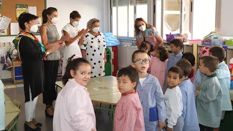 La Reina Letizia, la presidenta de Navarra, María Chivite, la ministra de Educación, Isabel Celaá, y la directora del centro María Carmen Garde, visitan una de las aulas del colegio de Milagro. GOBIERNO DE NAVARRA (2)