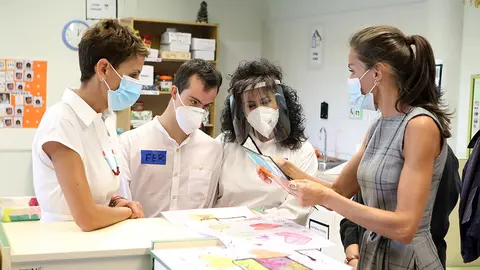 La reina Letizia recibe un detalle de los alumnos de una clase de educación especial del Instituto de San Adrián en la apertura del curso escolar 20-21. GOBIERNO DE NAVARRA