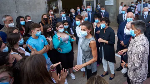 Su majestad la reina Letizia visita un colegio en la localidad navarra de Milagro junto a la presidenta del Gobierno de Navarra, María Chivite, y la ministra Isabel Celaá, ministra de educación. MIGUEL OSÉS