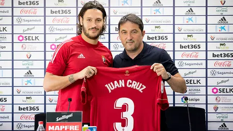 Presentación de Juan Cruz como nuevo jugador de Osasuna en presencia de Braulio Vázquez CA OSASUNA (2)