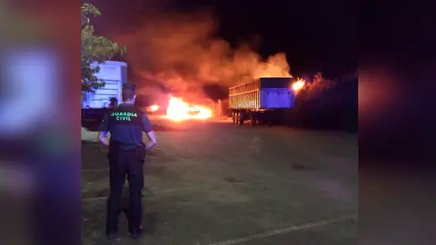 Incendio posiblemente intencionado de un vehículo en el polígono de Paternain. GUARDIA CIVIL