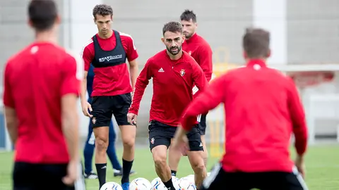 Adrián López durante un entrenamiento en Tajonar CA Osasuna.