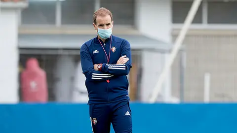 Jagoba Arrasate observa el entrenamiento de sus jugadores en Tajonar. CA Osasuna.