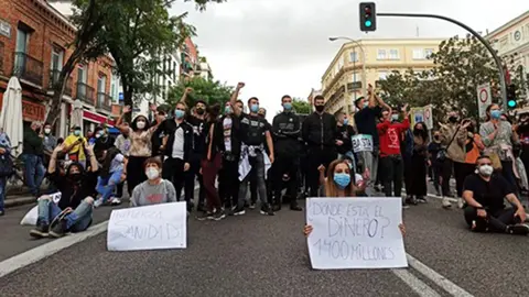 Participantes se sientan en una vía de Villa de Vallecas en una de las concentraciones convocadas durante la jornada de hoy contra los confinamientos selectivos en determinados distritos. En Villa de Vallecas, Madrid, (España), a 20 de septiembre de 2020. Los manifestantes se han congregado con pancartas bajo el lema "Por la dignidad del Sur, paramos Madrid" debido a las restricciones de movilidad que entrarán en vigor a partir de las 00.00 h del 21 de septiembre de 2020 en determinados distritos de la capital.

20 SEPTIEMBRE 2020;VALLECAS;CONCENTRACION;CONFINAMIENTO;COVID19

20/9/2020