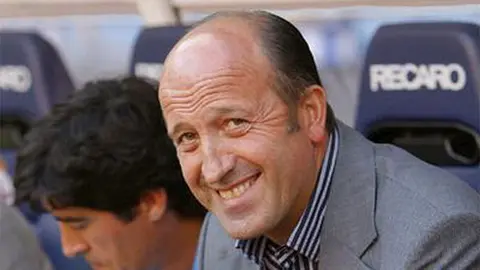 El técnico vasco Miguel Ángel Lotina sonríe en un banquillo. Efe.