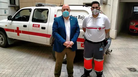 El delegado del Gobierno en Navarra entrega mascarillas a un representante de Cruz Roja. DELEGACIÓN DEL GOBIERNO EN NAVARRA