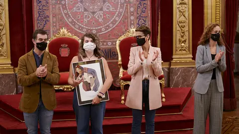 La presidenta del Gobierno de Navarra, María Chivite, entrega el premio del certamen de diseño 'Navarra de colores’. PABLO LASAOSA