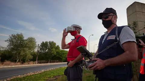 Policías forales controlan la circulación por la carretera de entrada a la localidad de Peralta con la ayuda de un dron, en Navarra (España) a 24 de septiembre de 2020. En este municipio navarro, a partir de hoy jueves 24, ha entrado en vigor la prohibición de entrar y salir salvo para desplazamientos imprescindibles, como medida para contener el incremento de casos de Covid-19, que se sitúan en una tasa de 1.700 casos por 100.000 habitantes.
24 SEPTIEMBRE 2020;COVID;PERALTA;CORONAVIRUS;NAVARRA;
Eduardo Sanz / Europa Press
24/9/2020