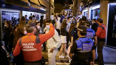 Policía Municipal y Policía Foral, en un dispositivo especial, desalojan la calle Comedias. PABLO LASAOSA