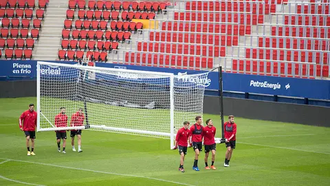 Entrenamiento de los jugadores rojillos en El Sadar. CA Osasuna.