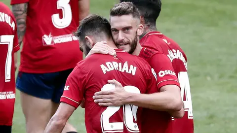 PAMPLONA, 27/09/2020.- El jugador de Osasuna Roberto Torres(d) celebra el gol conseguido ante el Levante durante el partido de la tercera jornada de Primera División que han disputado este domingo ambos equipos en le estadio de El Sadar. EFE/Jesús Diges
