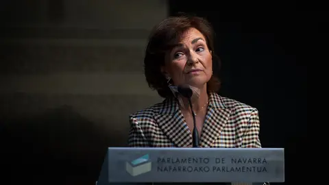La presidenta de Navarra, María Chivite, la vicepresidenta primera del Gobierno de España, Carmen Calvo, y el presidente del Parlamento de Navarra, Unai Hualde, participan en un acto de entrega de declaraciones de reparación moral y reconocimiento personal a represaliados en la Guerra Civil y la dictadura. MIGUEL OSÉS
