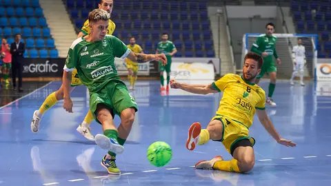 Partido entre Osasuna Magna y Jaén jugado en el Pabellón Anaitasuna a puerta cerrada tras las nuevas restricciones por el coronavirus. MIGUEL OSÉS