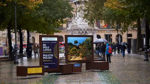 El alcalde de Pamplona, Enrique Maya, la directora territorial Ebro de CaixaBank, Isabel Moreno y el presidente de la Fundación Caja Navarra, Javier Miranda, presenta la exposición 'De Polo a Polo'. MIGUEL OSÉS