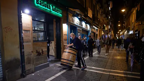 Los establecimientos hosteleros cierran las puertas tras las nuevas restricciones por la segunda ola del coronavirus. MIGUEL OSÉS