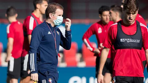 Jagoba Arrasate junto a sus jugadores en un entrenamiento en Tajonar. CA Osasuna