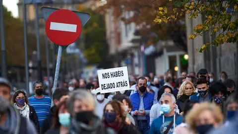 Miles de personas se manifiestan en Pamplona por el cierre de la hostelería durante la crisis del coronavirus. PABLO LASAOSA