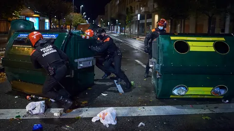 Disturbios en el barrio de la Rochapea de Pamplona después de que varios jóvenes cruzaran y quemaran contenedores. PABLO LASAOSA