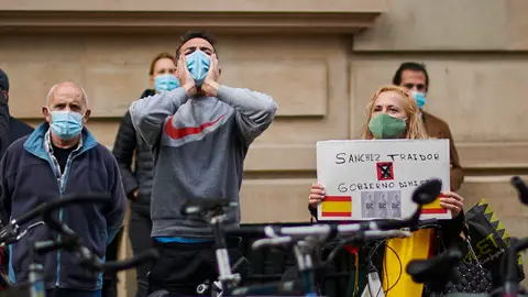 Decenas de personas se manifiestan a la llega de Pedro Sánchez al Gobierno de Navarra. PABLO LASAOSA