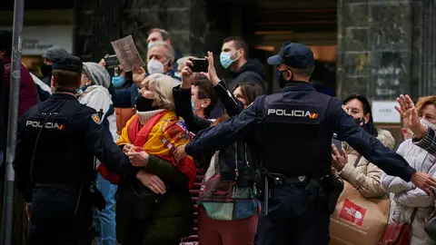 Decenas de personas se manifiestan a la llega de Pedro Sánchez al Gobierno de Navarra. PABLO LASAOSA