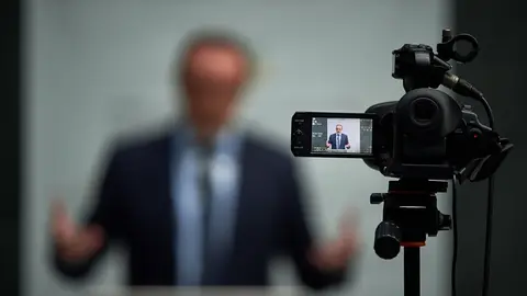 Javier Esparza, portavoz de Navarra Suma, ante las camaras de los periodistas en el atrio del Parlamento Foral. MIGUEL OSÉS