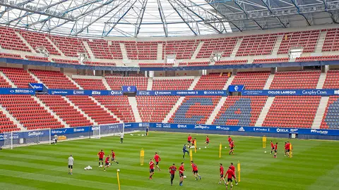 Los jugadores rojillos se entrenan en el nuevo estadio de El Sadar. CA Osasuna.