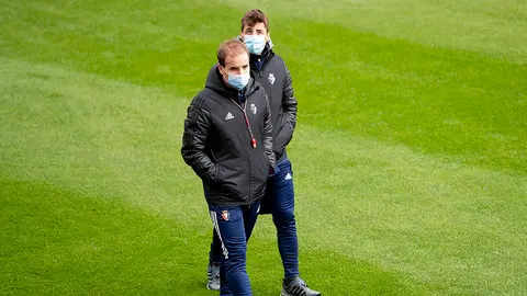 Arrasate y Alkiza en el entrenamiento de sus jugadores en El Sadar. CA Osasuna.