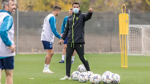 El entrenador del Huesca, Michel, dirigiendo a su equipo en un entrenamiento. @SDHuesca.