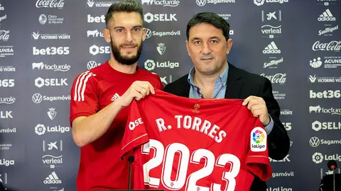 Roberto Torres y Braulio sostienen la camiseta de la renovación del jugador hasta 2023. CA Osasuna.