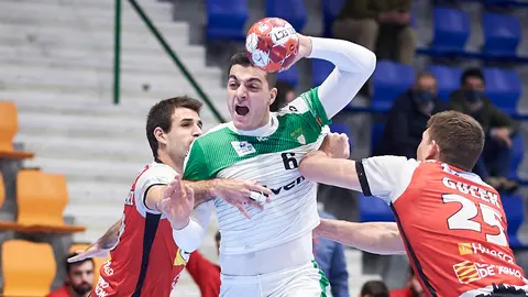 El Helvetia Anaitasuna se enfrenta al Huesca en Pamplona en un pabellón vacío por las restriccones del coronavirus. PABLO LASAOSA