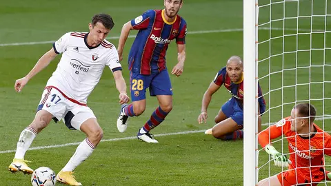 El portero del Barcelona Marc-André Ter Styegen (d), y el delantero croata del Osasuna Ante Budimir (i), durante el partido de la úndecima jornada de la Liga de Primera División disputado este domingo en el Camp Nou. EFE/ Andreu Dalmau