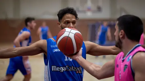 Partido entre Ardoi - valle de Egüés Basket jugado en el Pabellón de Zizur Mayor. MIGUEL OSÉS