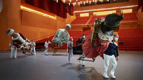 La Pamplonesa, La Comparsa de Gigantes y Cabezudos, Duguna Dantza Taldea y los Txistularis y Gaiteros Municipales ofrecen un espectáculo durante el día de San Saturnino a puerta cerrada a causa de las restricciones por el coronavirus. PABLO LASAOSA