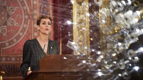 La cuidadora Amaya Iriarte Iribarren, la enfermera Ana Ariztegi Echenique y el médico Carlos Ibero Esparza recogen la Medalla de Oro de Navarra en representación del personal sanitario y sociosanitario. PABLO LASAOSA