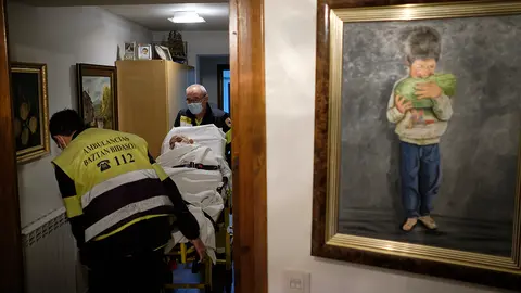 Javier Lion (i) y Carlos Marco, Técnicos en Emergencias Sanitarias, sacan del domicilio a un paciente para trasladarlo al hospital de Estella. MIGUEL OSÉS