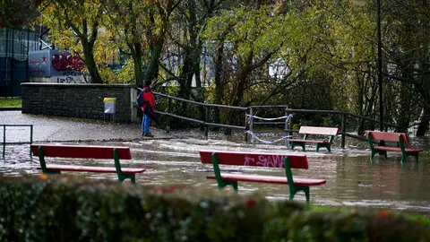 El río Arga a su paso por el puente de la Magdalena, a punto de desbordarse a causa de las intensas lluvias y nevadas. PABLO LASAOSA