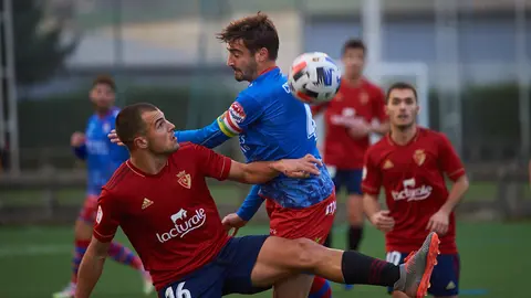 Partido entre Osasuna Promesas - Calahorra jugado en las instalaciones de Tajonar. MIGUEL OSÉS