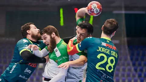 El Helvetia Anaitasuna se enfrenta al Balonmano Nava en Pamplona. PABLO LASAOSA