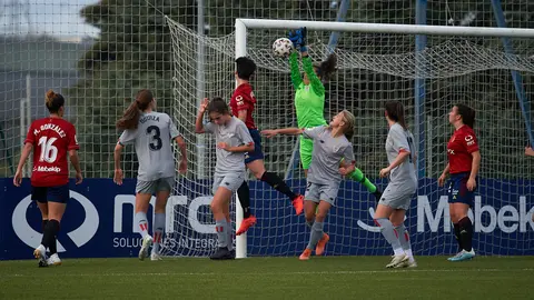 Partido entre Osasuna femenino - Athletic Club en las instalaciones de Tajonar. MIGUEL OSÉS