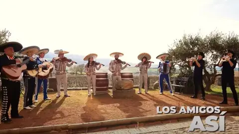 Captura de una escena del videoclip protagonizada por 14 grupos navarros enamorados de las rancheras. YOUTUBE